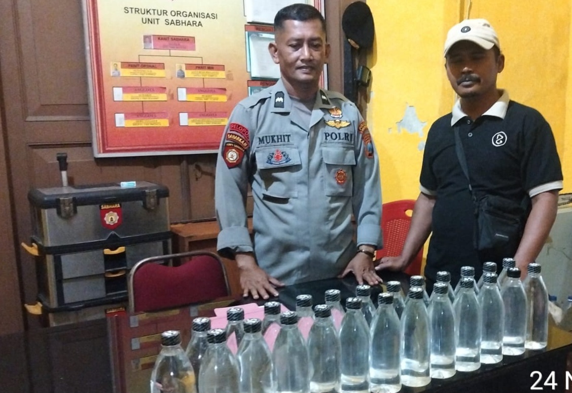 Puluhan botol berisi arak Bali yang hendak dikirim ke Keacamatan Kedungpring berhasil digagalkan oleh petugas Polsek Babat.