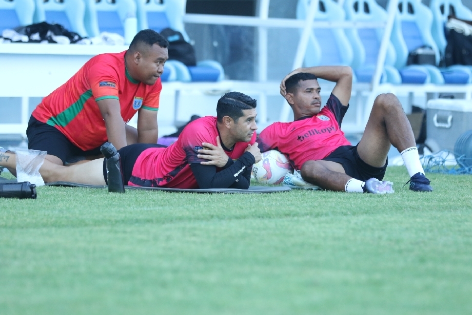 REFRESING DULU: Usai menahan imbang Persiku Kudus 1-1, penggawa Persela diberikan waktu libur cukup panjang.