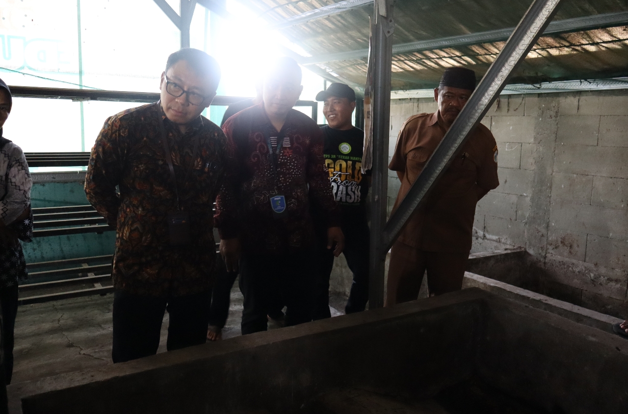 Pemimpin PNM Cabang Lamongan, Anang Fatkur Rochman meninjau langsung lokasi budidaya maggot di TPS Desa Sekaran.