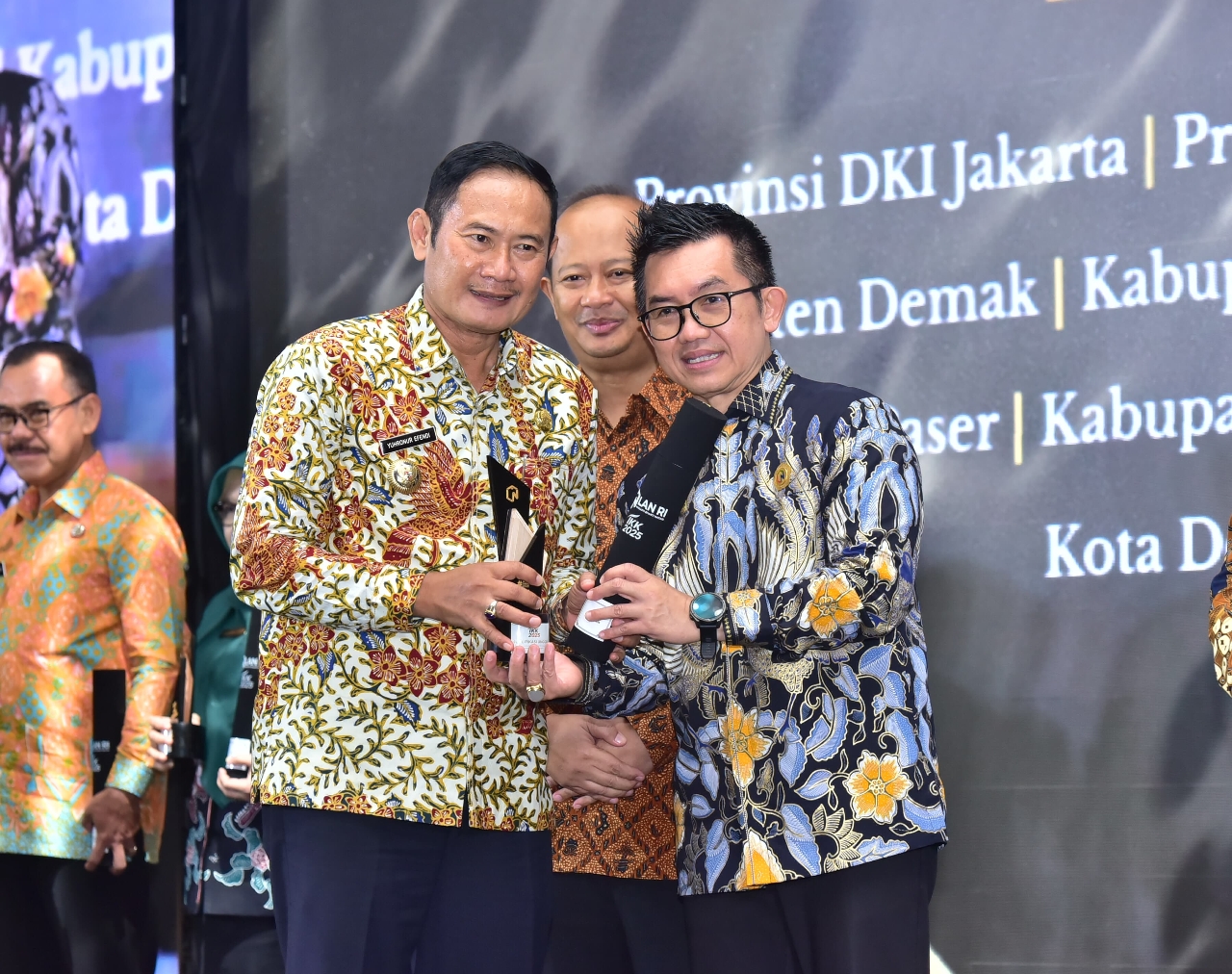 Bupati Yes menerima penghargaan IKK 2025 dengan predikat unggul dari LAN RI, yang diserahkan Kepala LAN RI Muhammad Taufiq.