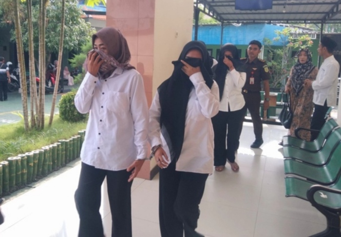 DISIDANG : Tiga terdakwa prempuan yang bekerja sebagai LC saat menjalani kasus narkoba di PN Gresik. (Ist/Radar Gresik)