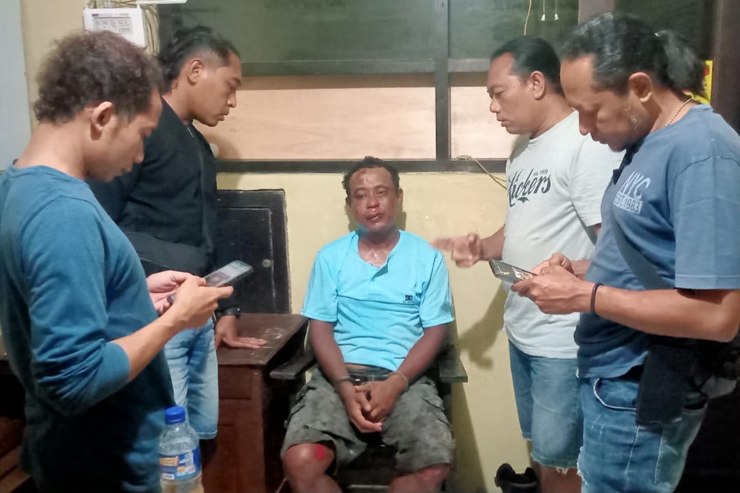 Ali Nggupron (tengah), pria asal Tuban ini babak belur usai kepergok mencuri uang milik petani di Desa Doyomulyo, Kembangbahu, Lamongan.