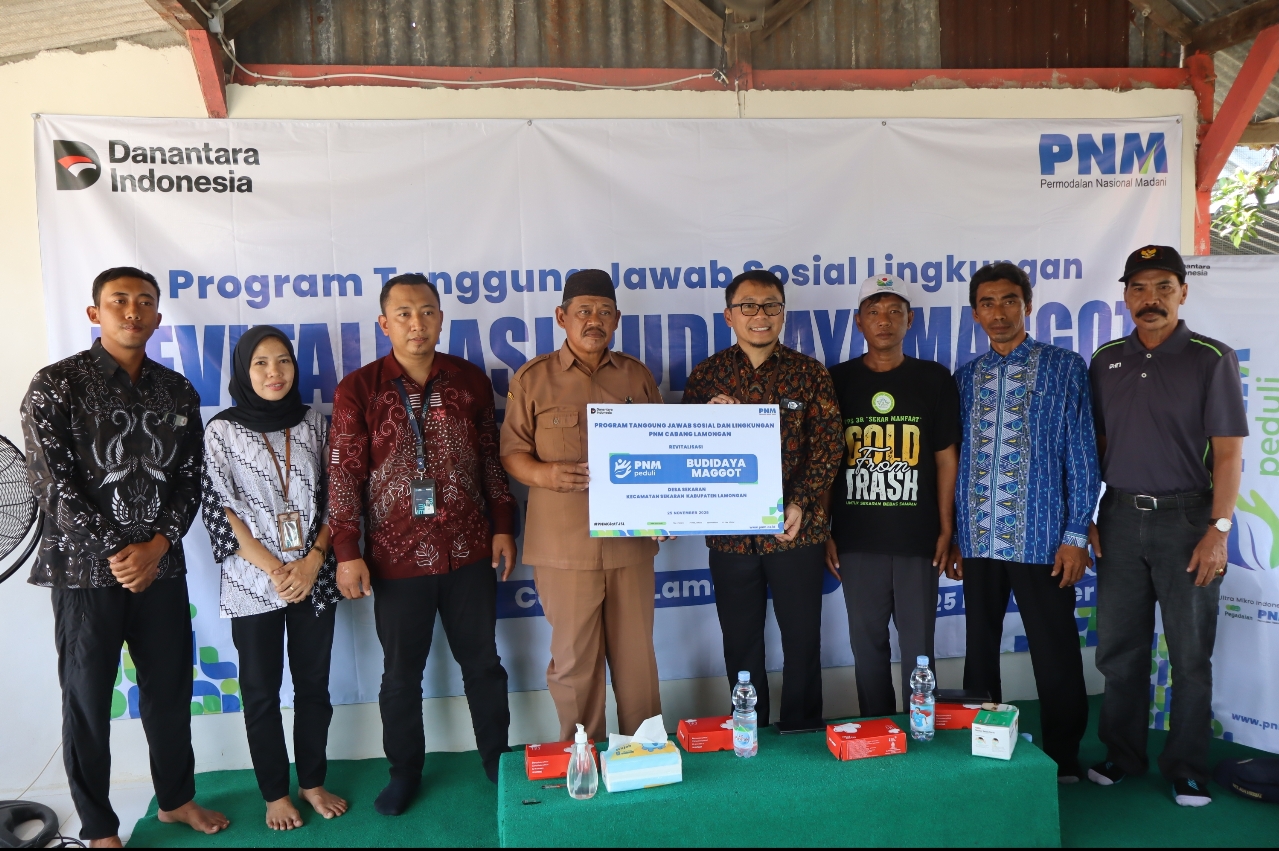 Penyerahan secara simbolis bantuan revitalisasi budidaya maggot oleh pemimpin PNM Cabang Lamongan, Anang Fatkur Rochman kepada Kepala Desa Sekaran, Isman Afandi.