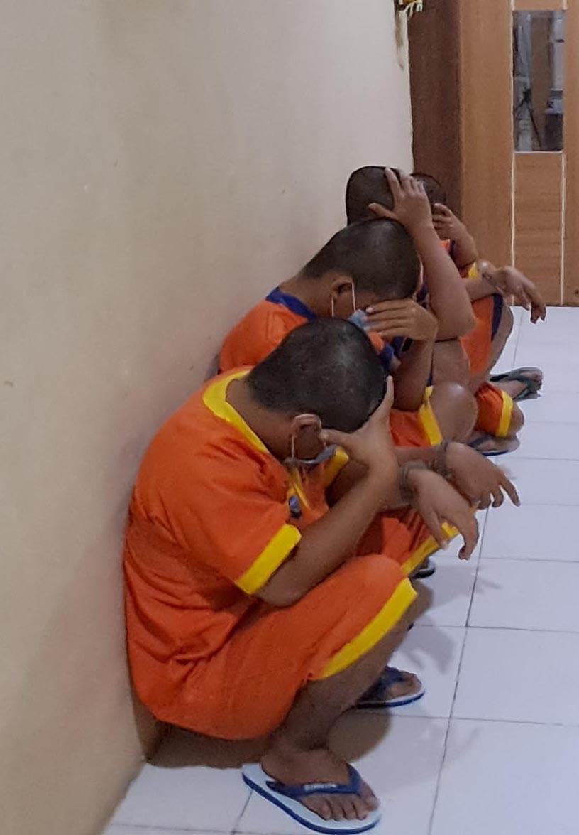 BERKAS BELUM LENGKAP: Empat tersangka kasus pencurian dengan pemberatan (curat) ATM nasabah di minimarket Jalan Basuki Rahmat Lamongan. Berkas kasus ini masih P19 atau belum lengkap. (DOK/RDR.LMG)