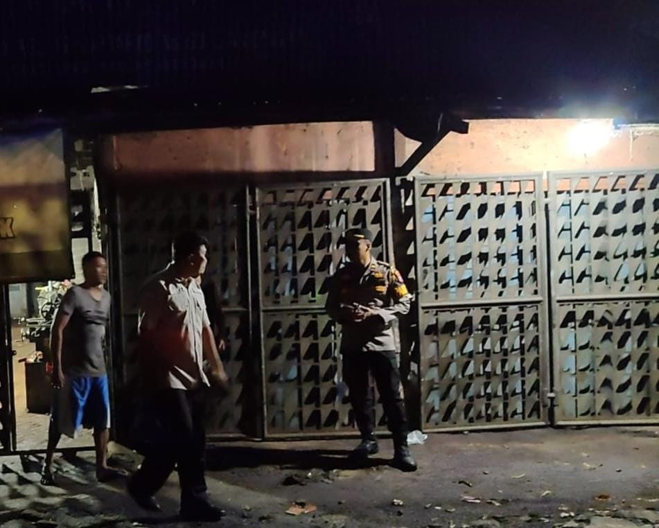 DATANGI LOKASI: Petugas Pamapta di bengkel Jalan Jaksa Agung Suprapto Lamongan. (GAMAL A/RDR.LMG)
