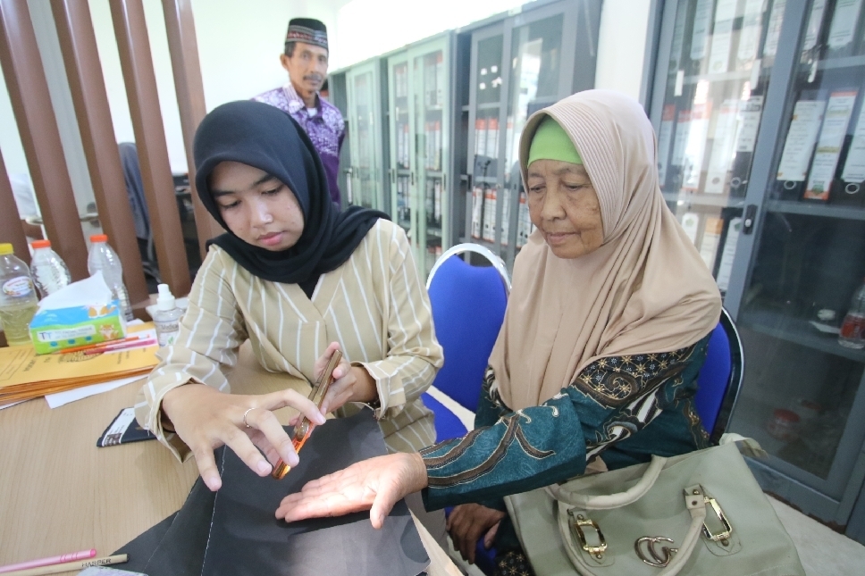 CJH Lamongan yang berangkat tahun depan melakukan perekaman biovisa di Kantor Kemenag Lamongan.