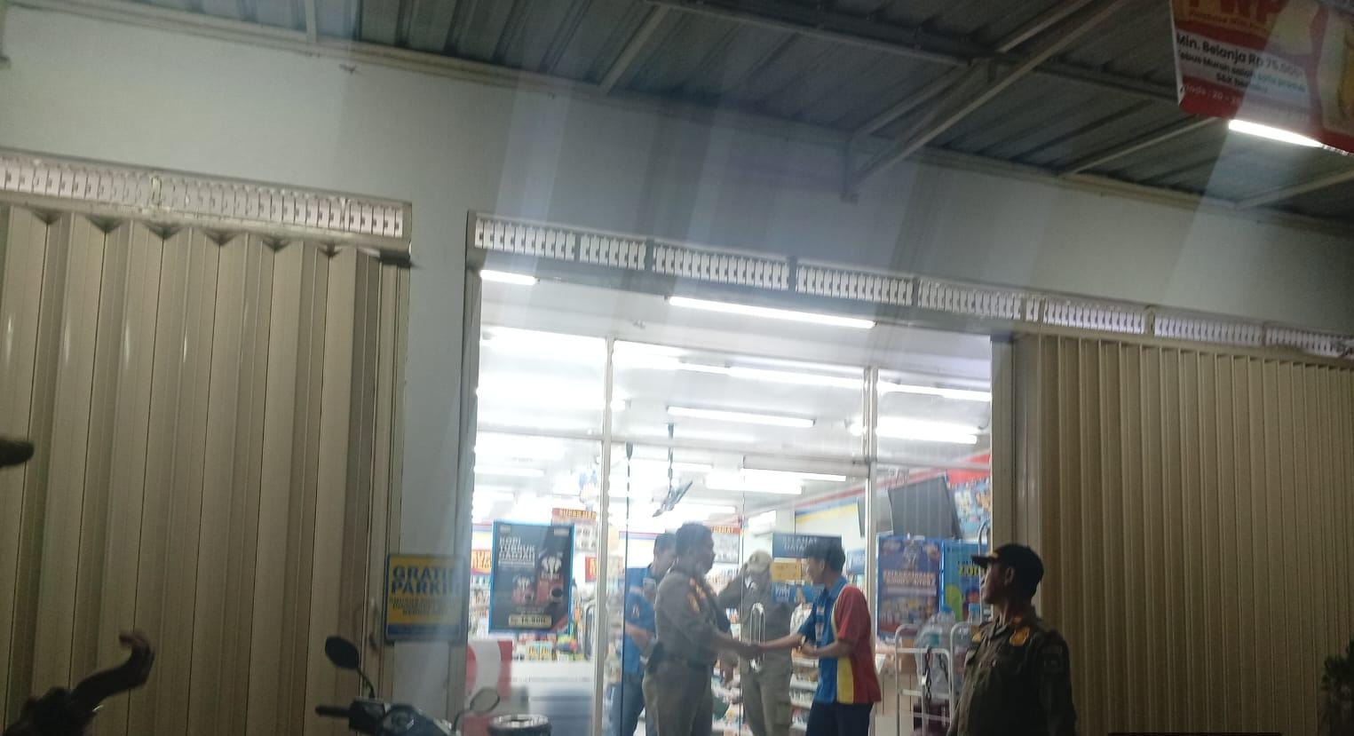 Lima toko modern di sepanjang jalan nasional melanggar jam operasional, yang telah diatur dalam Perda Nomor 6 Tahun 2012.&nbsp;