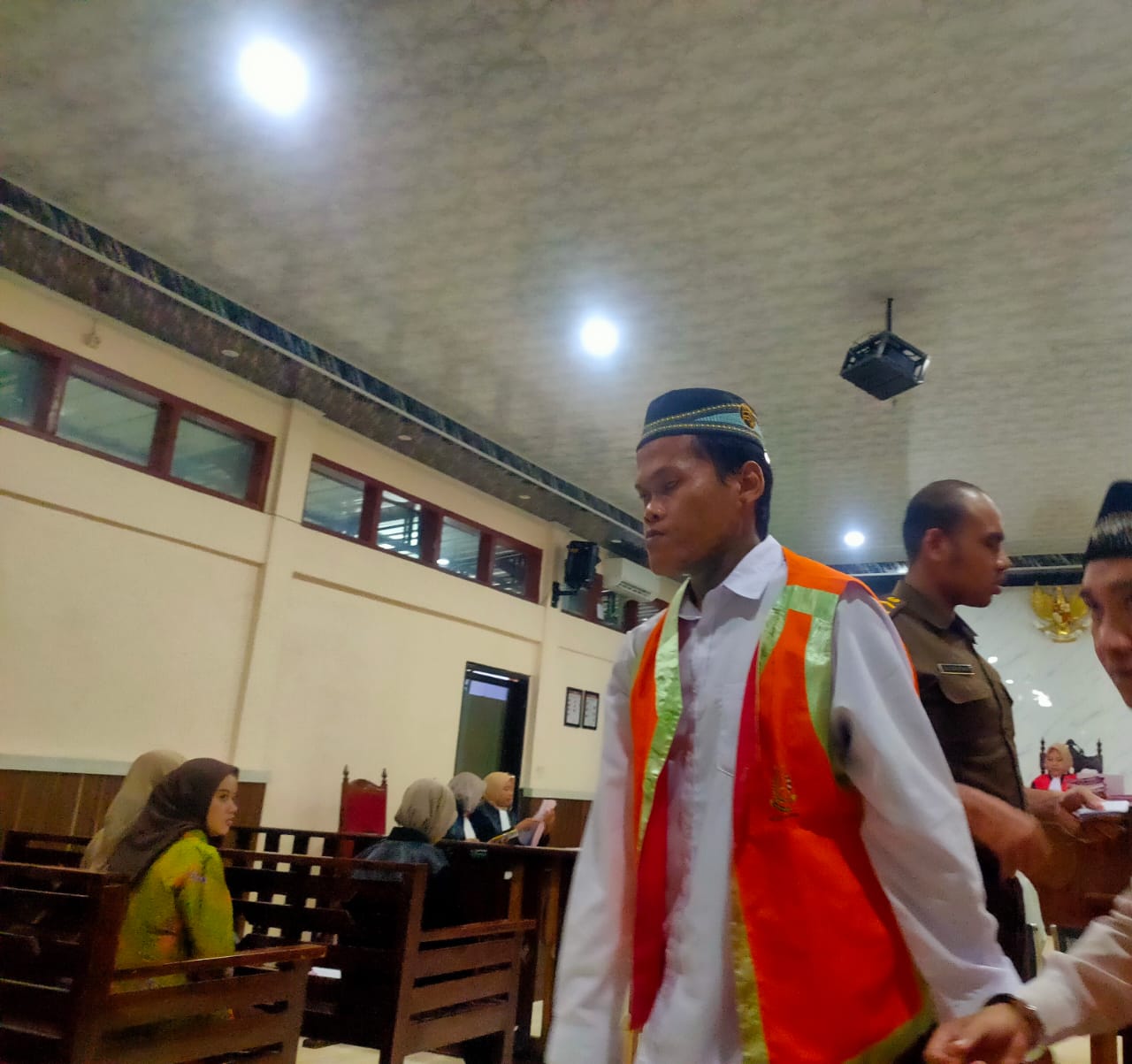 Terdakwa kepemilikan SS asal Desa Kranji, Kecamatan Paciran, Abdullah Arwani saat menjalani sidang di PN Lamongan.&nbsp;