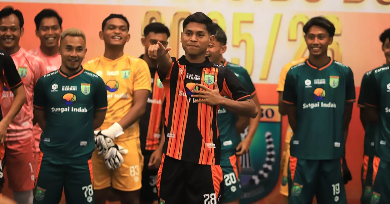 Fransiskus Xaverius Nono memperkenalkan diri sebagai pemain baru Persibo Bojonegoro. (YUAN EDO/RADAR BOJONEGORO)
