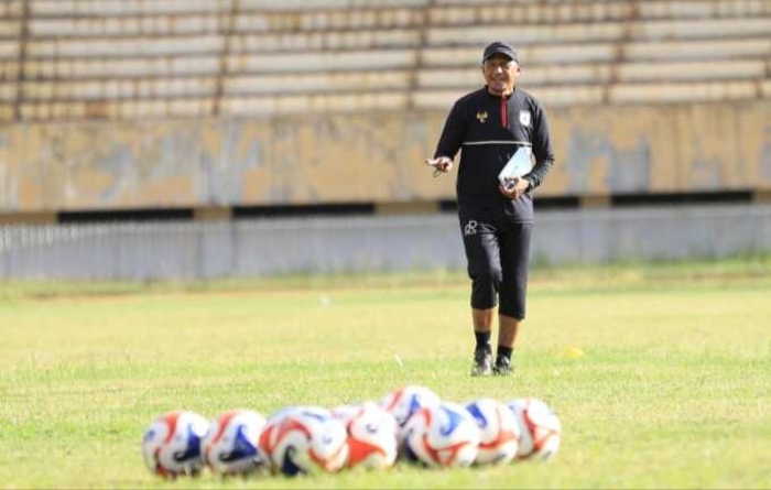Pelatih Persipura Jayapura memantau latihan tim di Stadion Mandala Jayapura beberapa hari lalu.