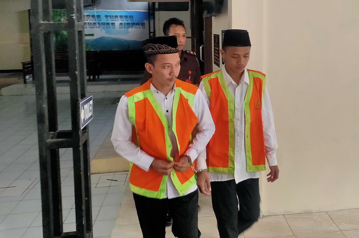 TERANCAM MAKSIMAL LIMA TAHUN PENJARA: Asmono Ponco Saputro dan David Kurnia Salsa Sahnana menjalani persidangan di PN Lamongan. Keduanya terlibat kasus pengeroyokan. (ASIP A/RDR.LMG)