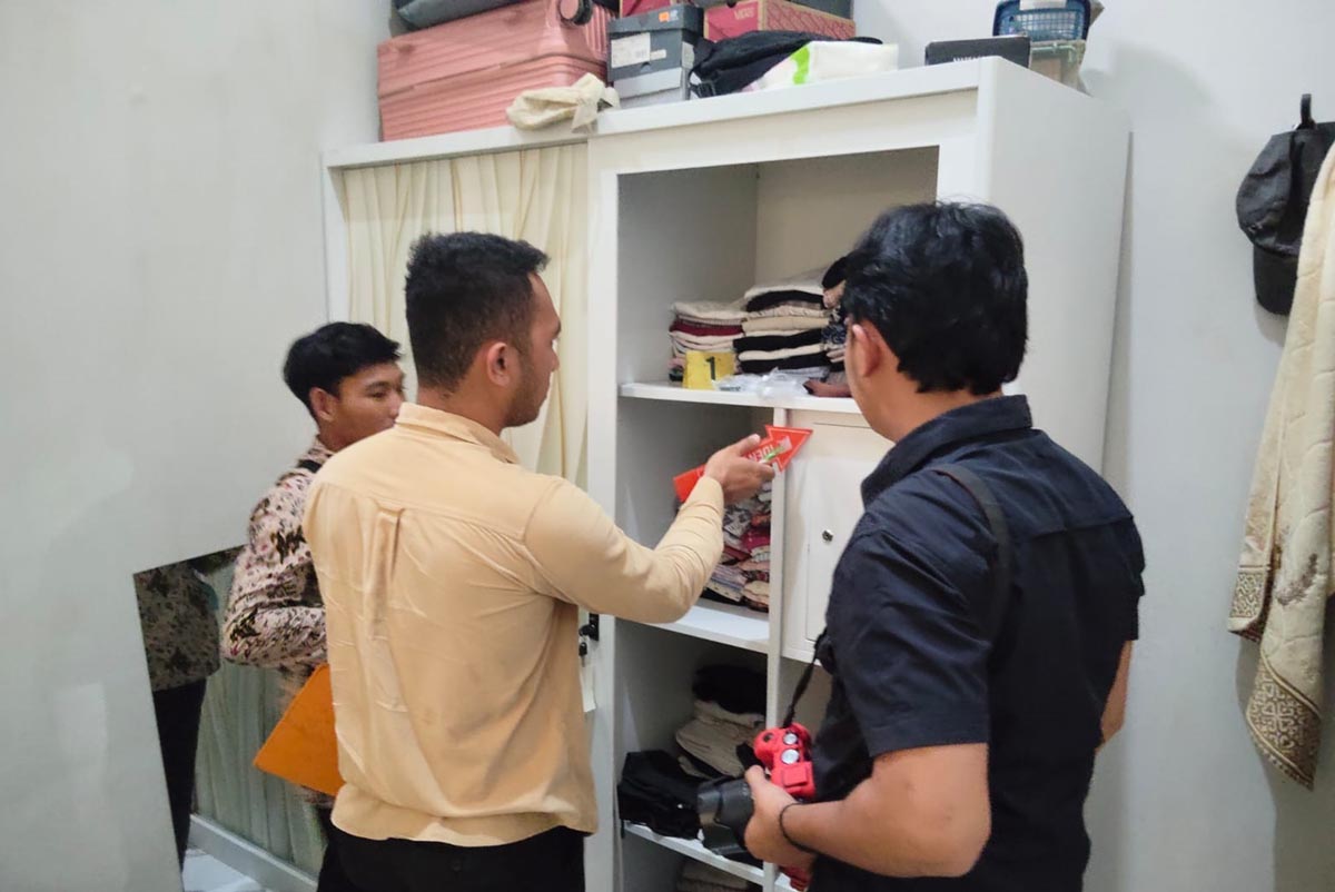 CARI PETUNJUK: Petugas yang mendatangi lokasi pencurian di Desa Pilanggadung, Kecamatan Tikung. (GAMAL A/RDR.LMG)