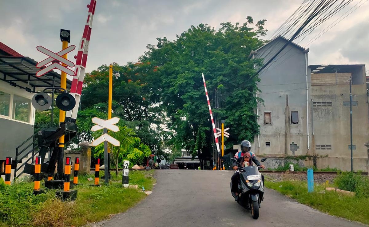 DIPERBANYAK LAGI TAHUN DEPAN: Salah satu palang pintu kereta api yang ada di perlintasan di wilayah Kabupaten Lamongan. (ASIP A/RDR.LMG)
