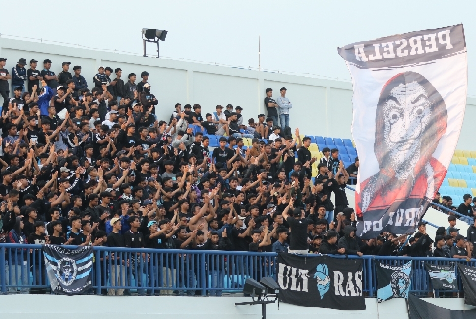 Kelompok Suporter ketika menghadiri sesi latihan Persela di Stadion Surajaya awal musim ini.