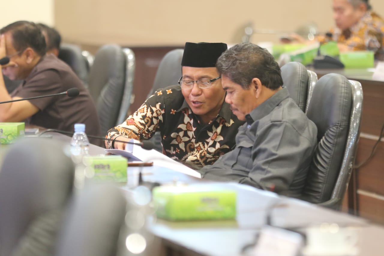 Anggota DPRD Lamongan serius mengikuti dua rapat peripurna di Gedung DPRD Lamongan.