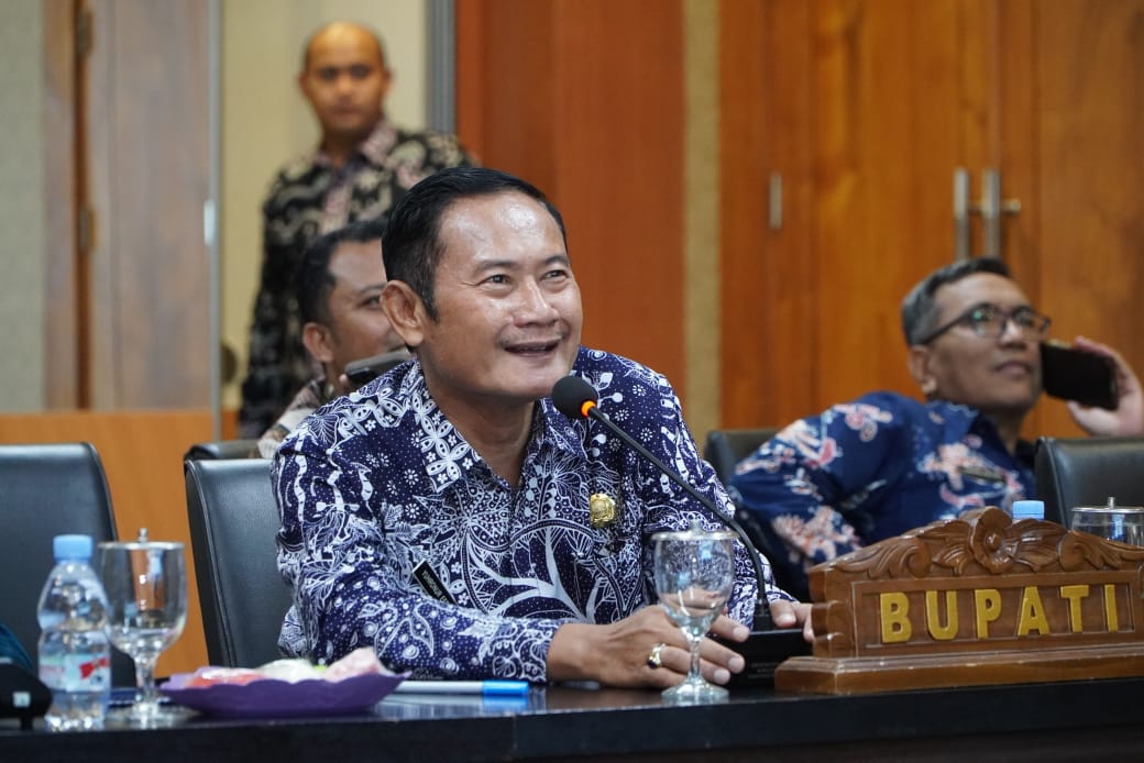 Bupati Yes saat memaparkan inovasi secara daring di ruang Command Center, Kamis Kemarin (27/12).