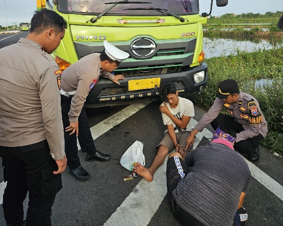Sopir truk jadi korban begal di JLU Lamongan mendapatkan pertolongan dari petugas Kepolisian.