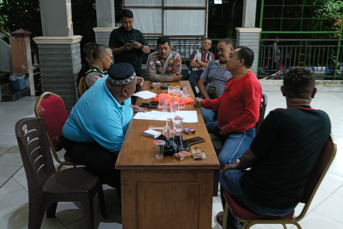 Petugas kepolisian melaksanakan pembinaan kepada empat warga Kecamatan Deket yang kedapatan melakukan pungli di JLU Lamongan.
