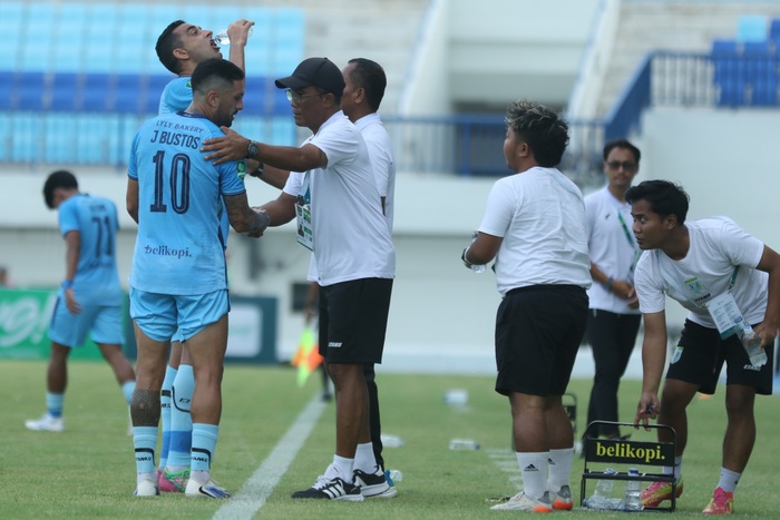 DILIBURKAN: Jonathan Bustos ketika menjalani pertandingan di Liga 2 Championship. Pemain Persela saat ini diliburkan karena jeda kompetisi.