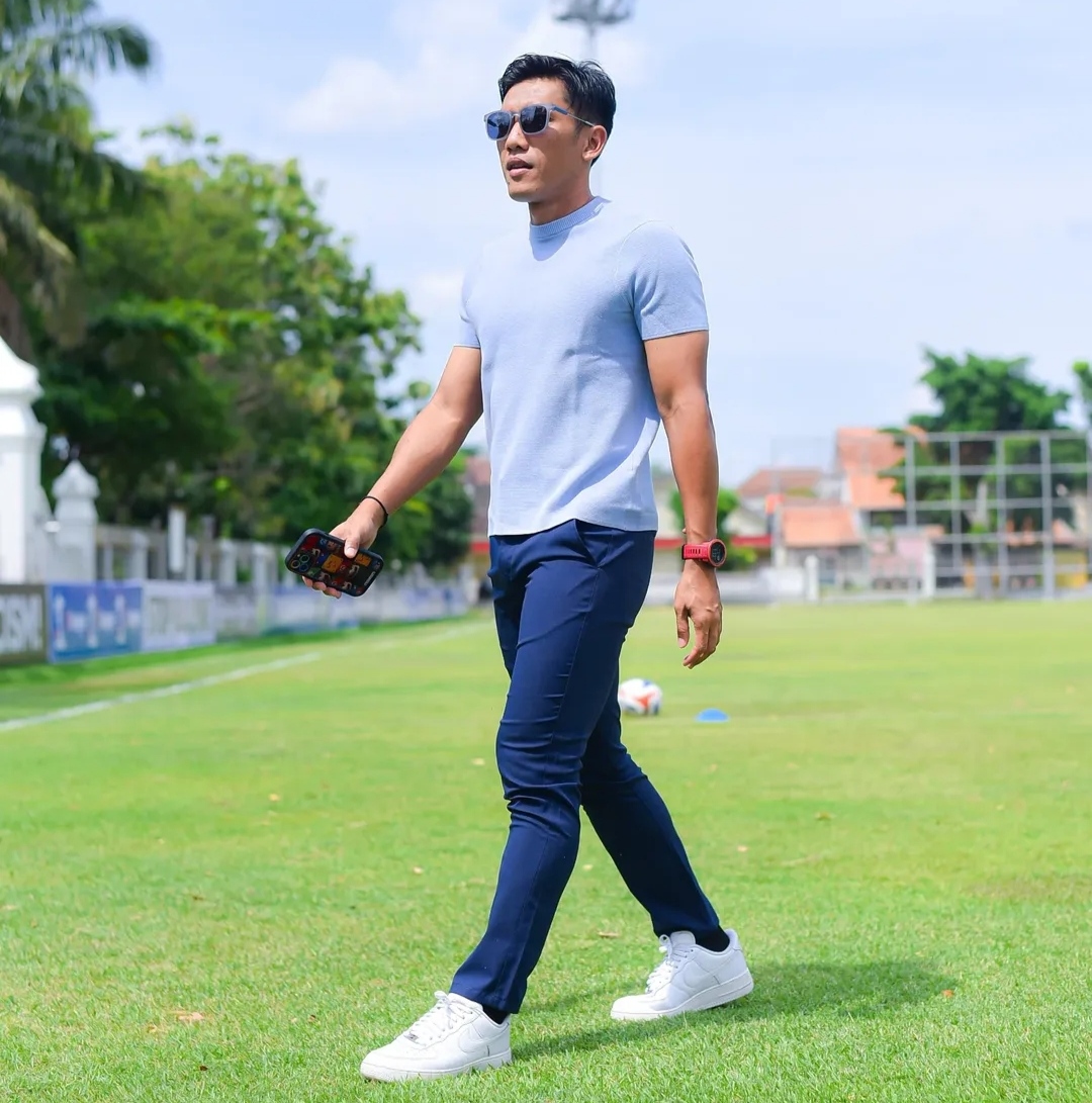 Ahmad Bustomi saat mendampingi anak asuhnya dalam laga Persika vs Persikutim United.