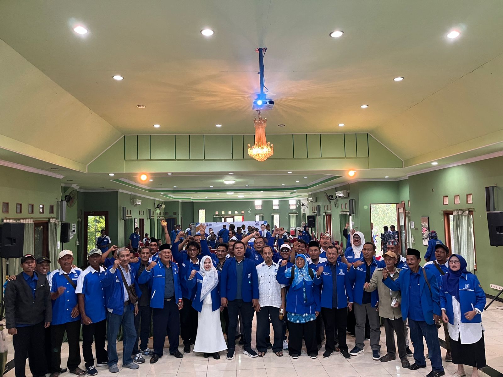 Penasihat dan pengurus harian DPD PAN Lamongan, pengurus DPC PAN se-Kabupaten Lamongan, pengurus DPRt PAN se-Kabupaten Lamongan foto bersama usai mengikuti Musda PAN ke-VI.