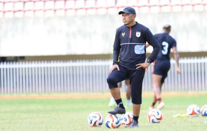 Pelatih kepala Persipura, Rahmad Darmawan saat memberikan latihan di Stadion Mandala Jayapura beberapa waktu lalu.