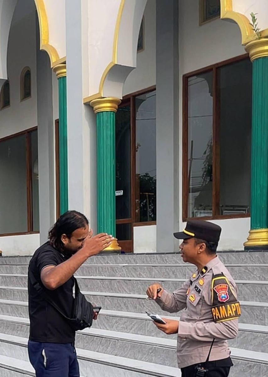 KEHILANGAN: Seorang warga Inggris saat ditanyai polisi karena kehilangan motor. (IST/RDR.LMG)