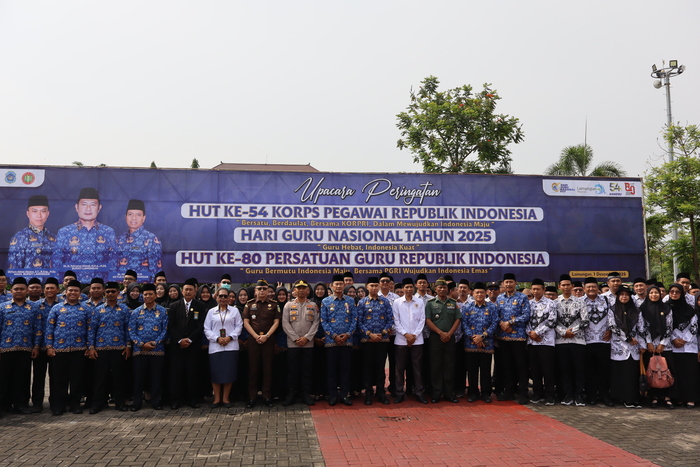 KORPRI MELAYANI : Bupati Yes bersama Wabup Dirham, dan jajaran forkopimda didampingi Ketua DP Korpri Lamongan Nalikan berfoto bersama peserta upacara hari Korpri dan PGRI di Alun-alun Lamongan.