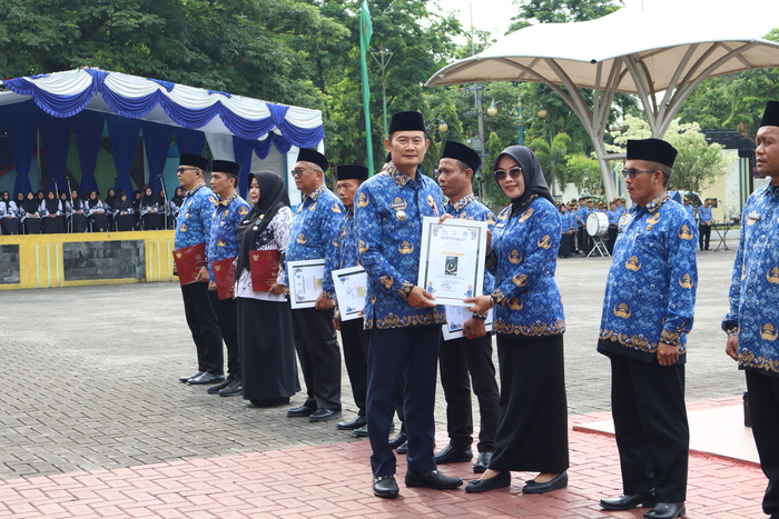 BANGGA : Bupati Yes memberikan penghargaan kepada anggota KORPRI Lamongan dan guru di Lamongan.