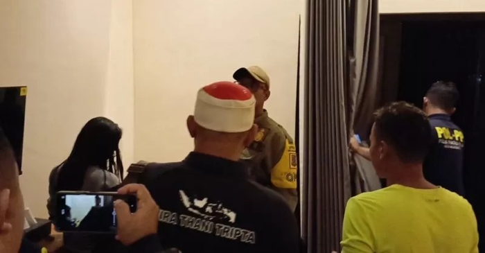 DIRAZIA: Petugas gabungan memeriksa pasangan bukan suami istri yang berada sekamar di penginapan Kelurahan Meri, Kecamatan Kranggan, Rabu (26/11) lalu.