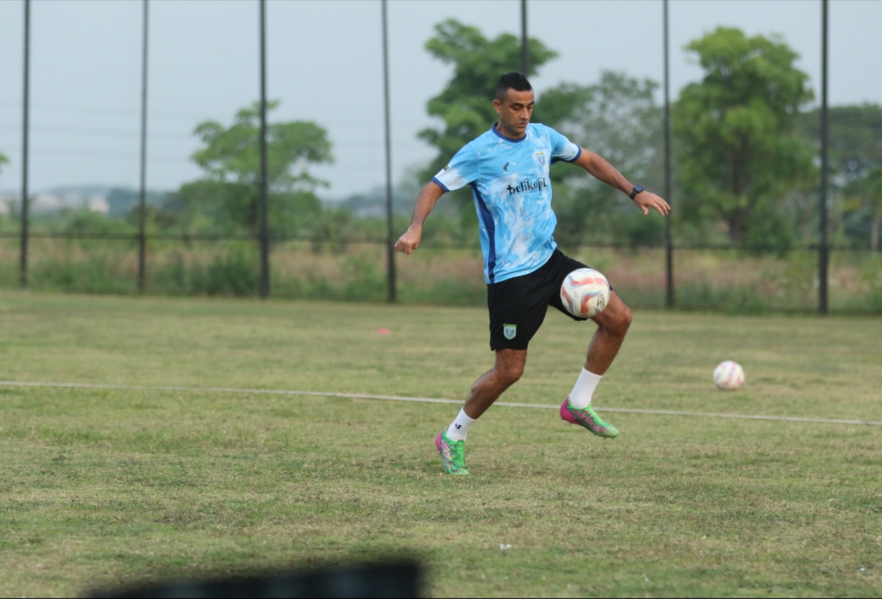 Stoper naturalisasi Persela, Otavio Dutra tetap menjaga kondisi selama libur jeda kompetisi Liga Championship.
