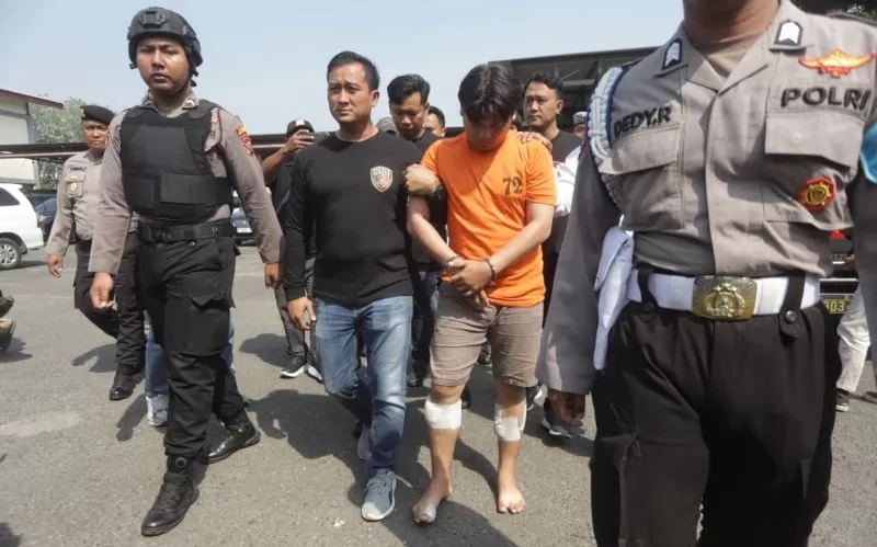TEGA: Tersangka pembunuhan dan mutilasi, Alvi Maulana digiring petugas ke sel tahanan usai diringkus tim Satreskrim Polres Mojokerto, September lalu.