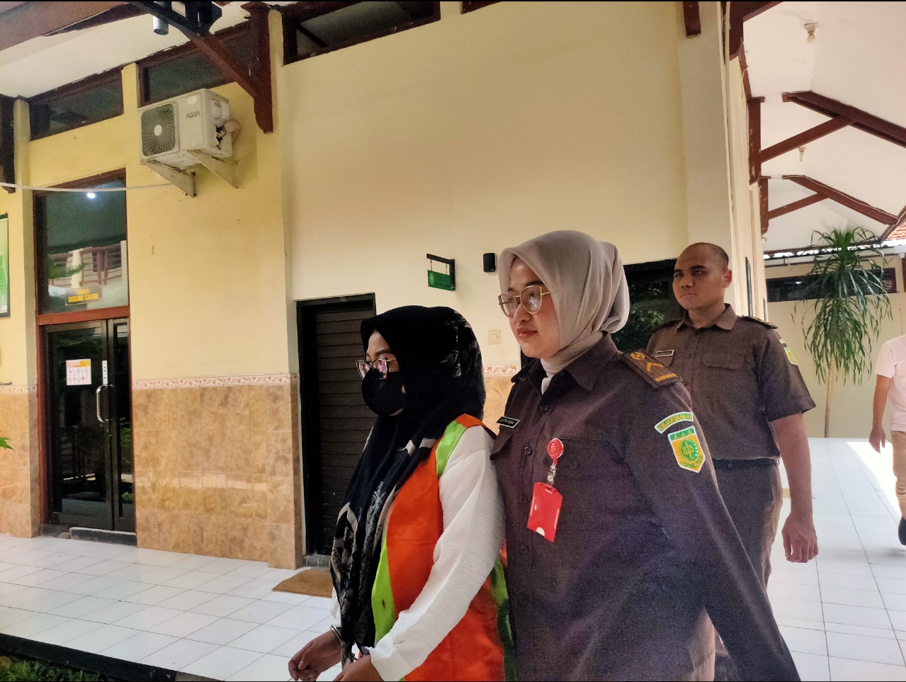 Terdakwa kasus arisan bodong yang merugikan korbannya hingga miliaran rupiah, Elda Nura Zilawati saat menjalani sidang di PN Lamongan.