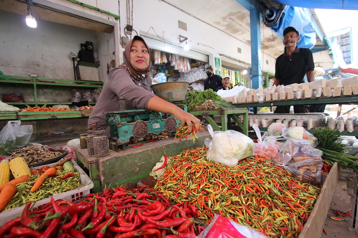 HARGA CABAI RAWIT NAIK: Cabai yang dijual di salah satu stan pedagang Pasar Sidoharjo Lamongan. (ANJAR DWI PRADIPTA/RDR.LMG)