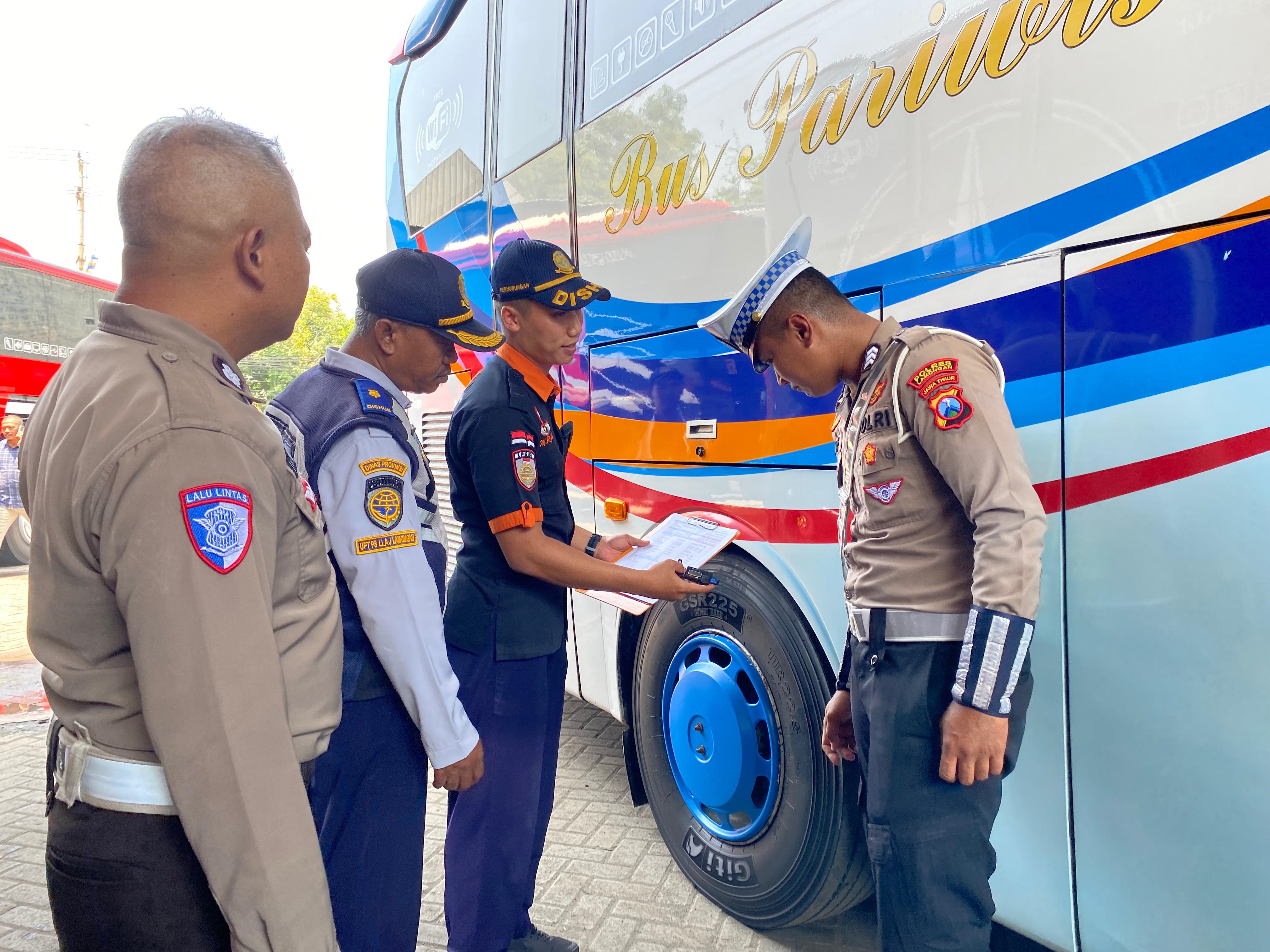 DICEK: Bus pariwisata yang dicek kondisi fisik kendaraan tersebut oleh petugas gabungan Ditlantas Polda Jatim, Satlantas Polres Lamongan, dishub, dan perwakilan UPT P3 LLAJ Lamongan. (IST/RDR.LMG)