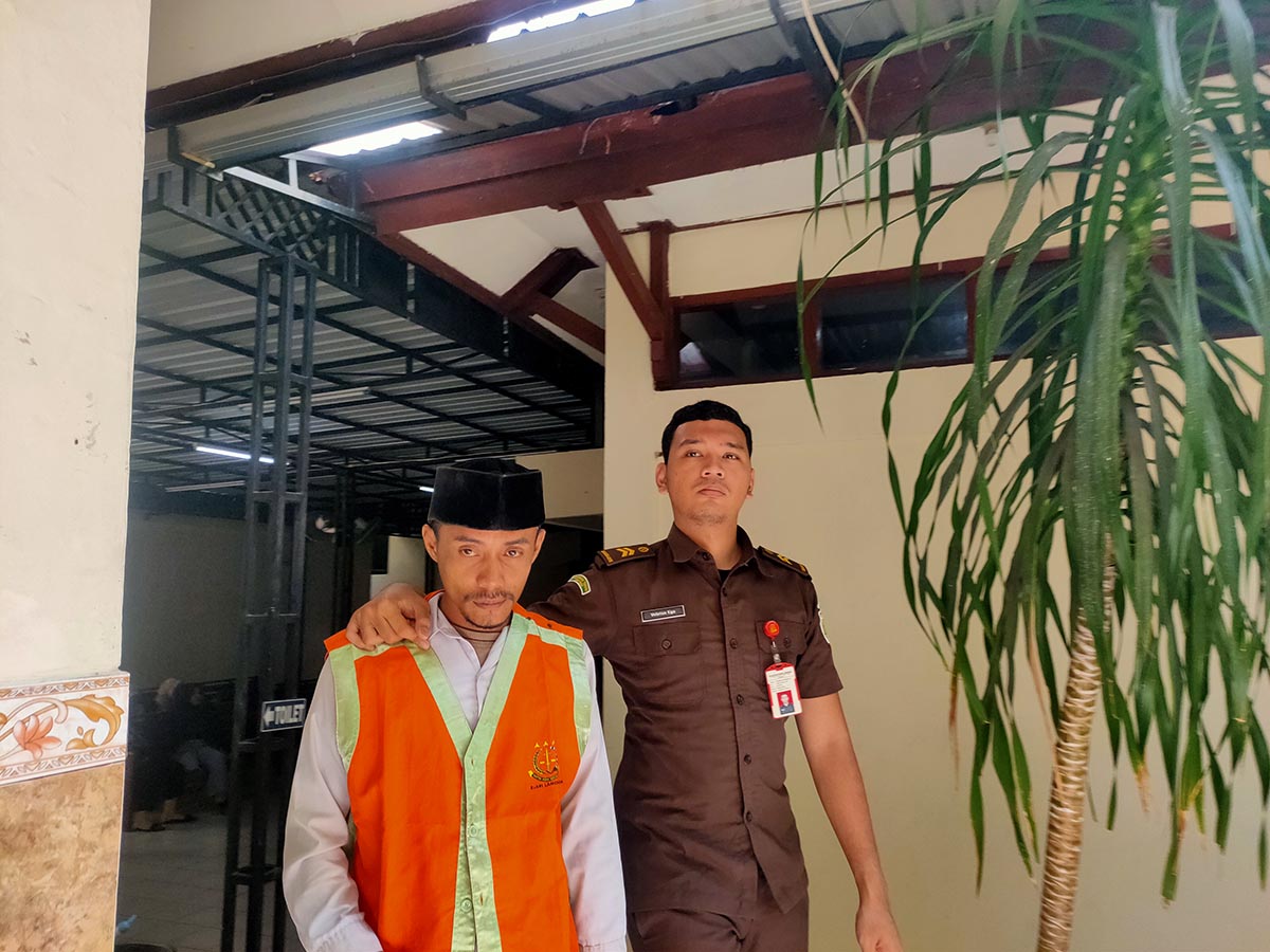 JALANI SIDANG: Ahmad Iqbal Fathoni di Pengadilan Negeri Lamongan karena kasus penganiayaan. (IST/RDR.LMG)