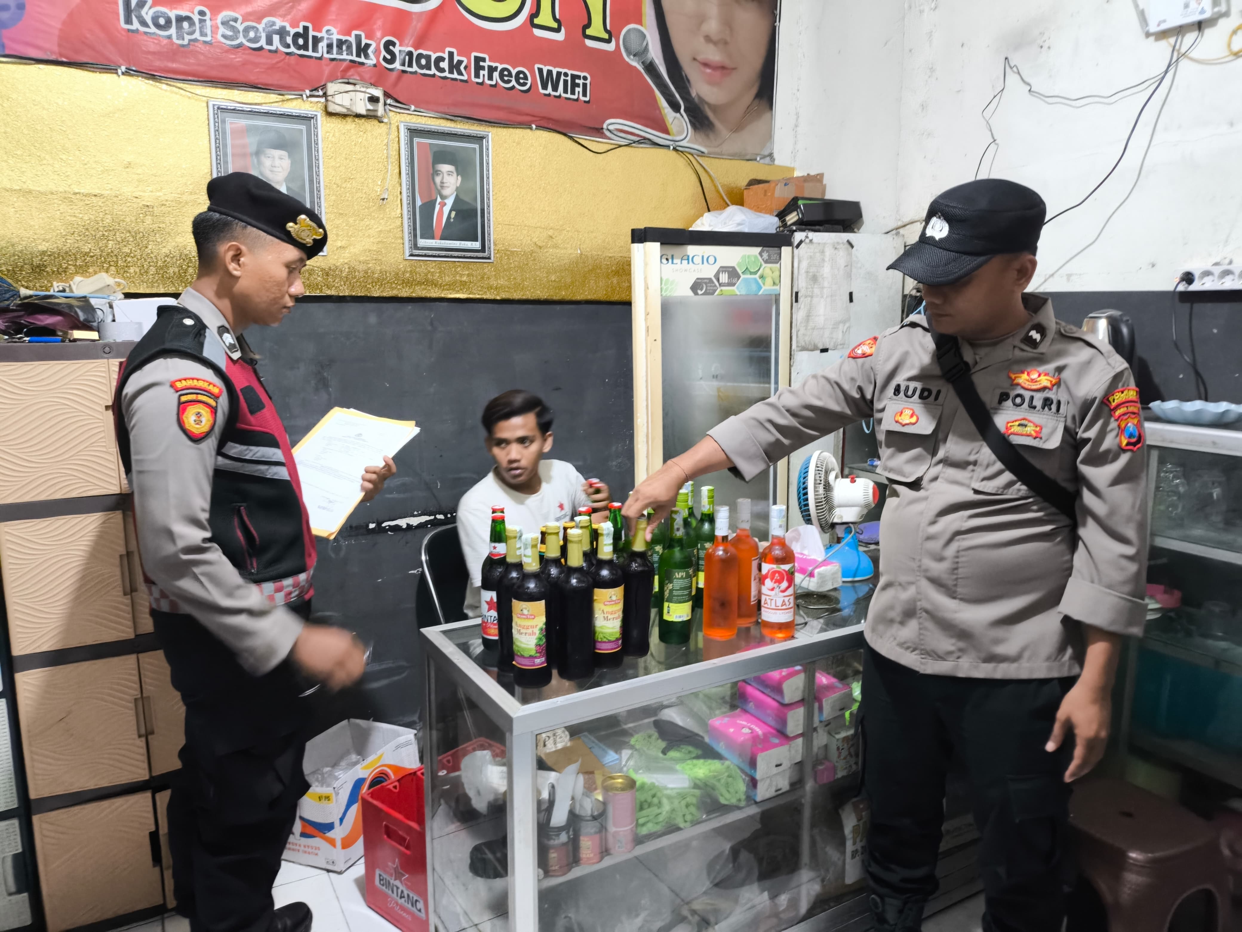 Jelang nataru, petugas menyisir beberapa kafe dibeberapa wilayah Kabupaten Lamongan.