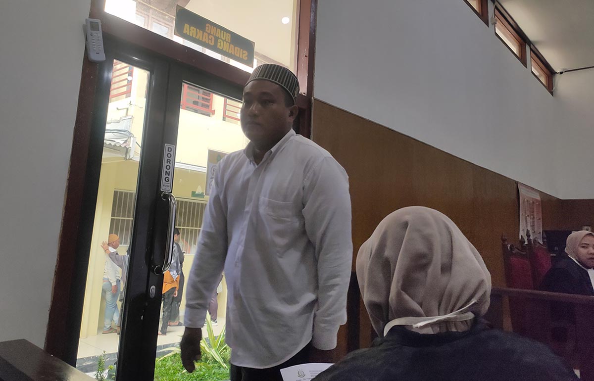 DITUNTUT TUJUH BULAN: Eko Aprianto menjalani persidangan Pengadilan Negeri Lamongan karena kasus penganiayaan. Dia dituntut tujuh bulan penjara. (IST/RDR.LMG)