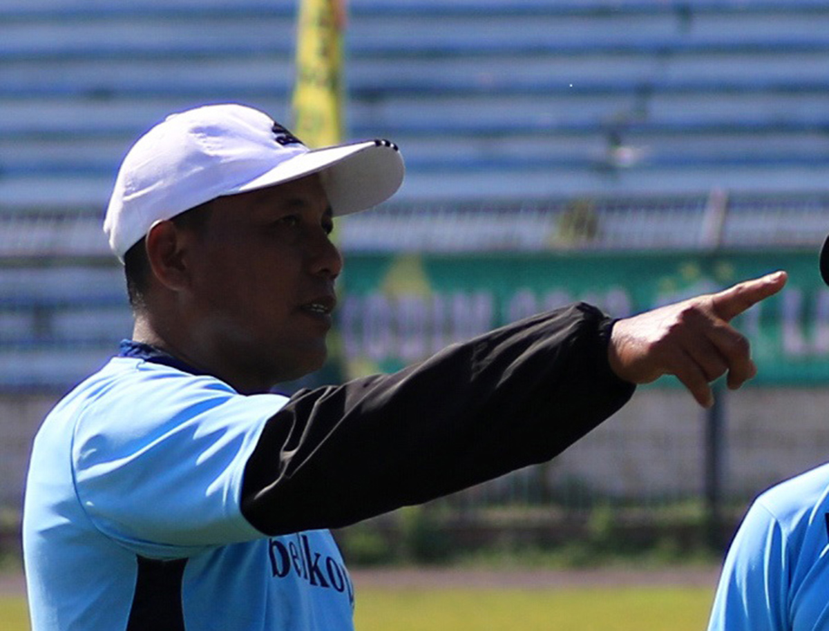 TUNGGU MANAJEMEN: Asisten pelatih Persela Ragil Sudirman belum mendapatkan pemberitahuan dimulainya latihan bersama lagi.  (DOK/RDR.LMG)