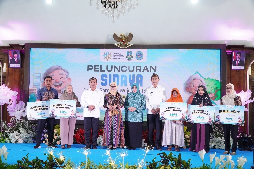 Bupati Yes bersama istri mendampingi&nbsp;Mendukbangga/ BKKBN Dr. Wihaji, S.Ag, M.Pd dalam acara&nbsp; peluncuran program nasional SIDAYA (Lanjut Usia Berdaya) di Pendopo Lokatantra Lamongan.