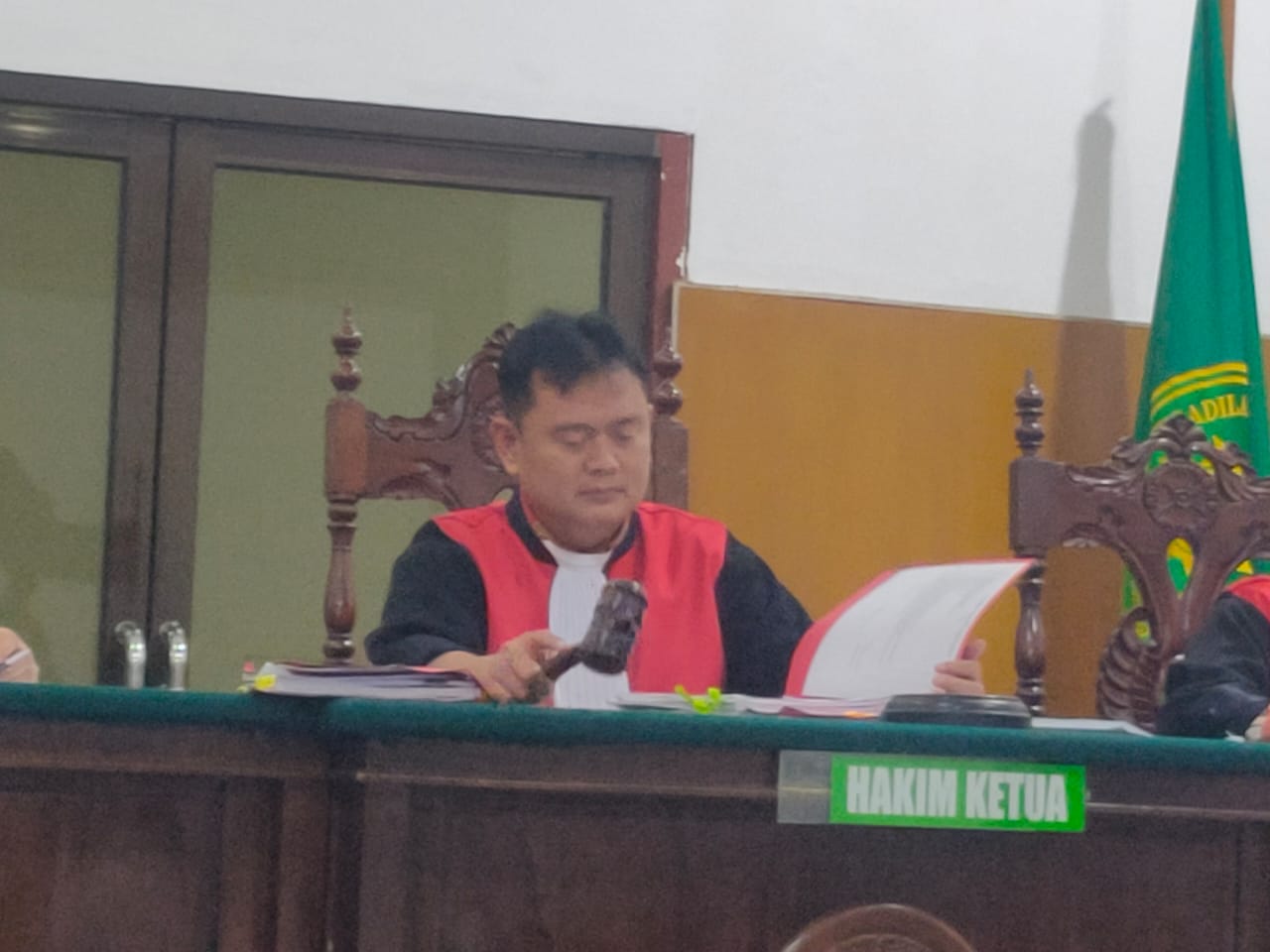 Ketua Majelis Hakim PN Lamongan, Yogi Rachmawan menjatuhkan vonis tujuh tahun penjara terhadap terdakwa pencabulan anak di bawah umur, AWH.