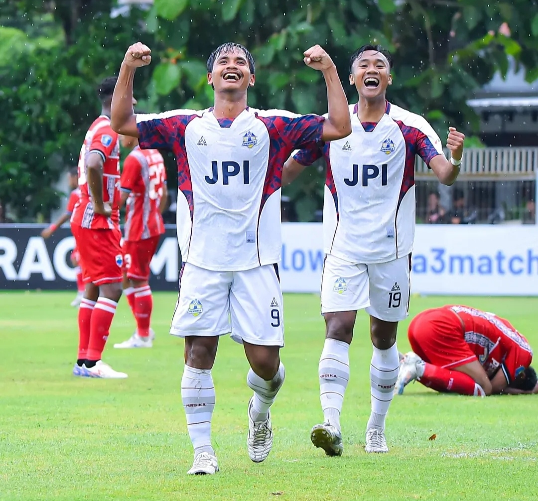 Pemain Persika Karanganyar melakukan selebrasi setelah mencetak gol ke gawang Persinab sang maestro.