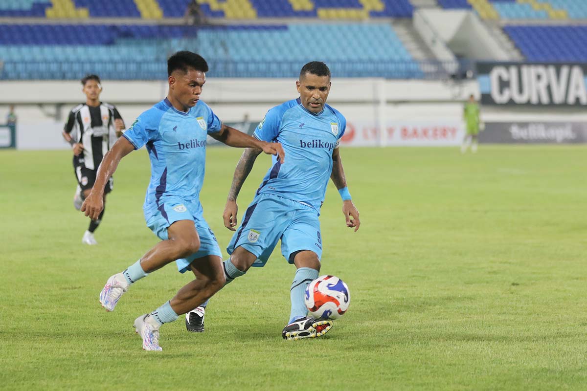 BELUM ADA PENGUMUMAN RESMI: Dua pemain Persela saat menjalani pertandingan. Hingga kini belum ada pemberitahuan resmi dari manajemen terkait jadwal latihan bersama.  (DOK/RDR.LMG)