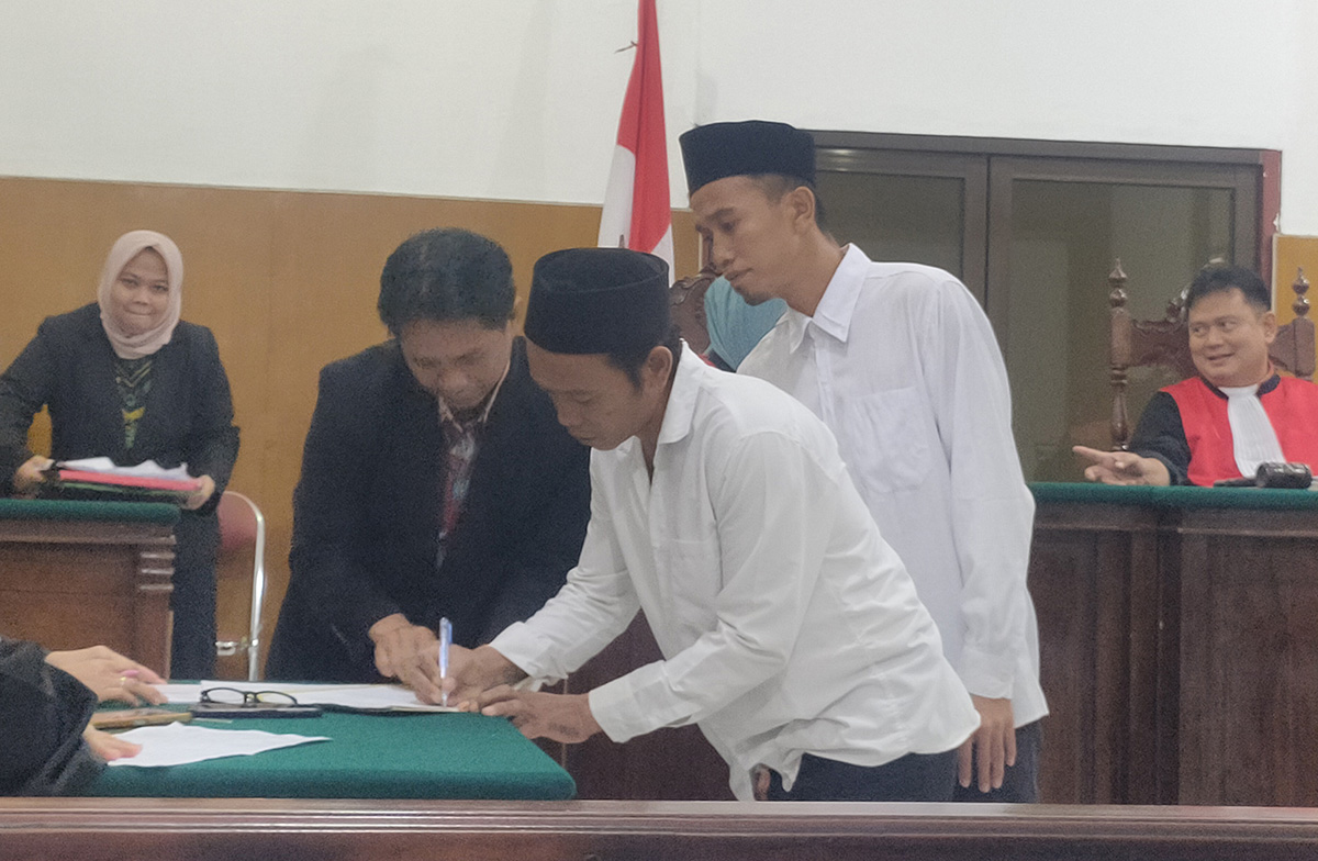 DIVONIS LIMA BULAN: Ngatmuri dan Rintoko menjalani persidangan di Pengadilan Negeri Lamongan. (IST/RDR.LMG)