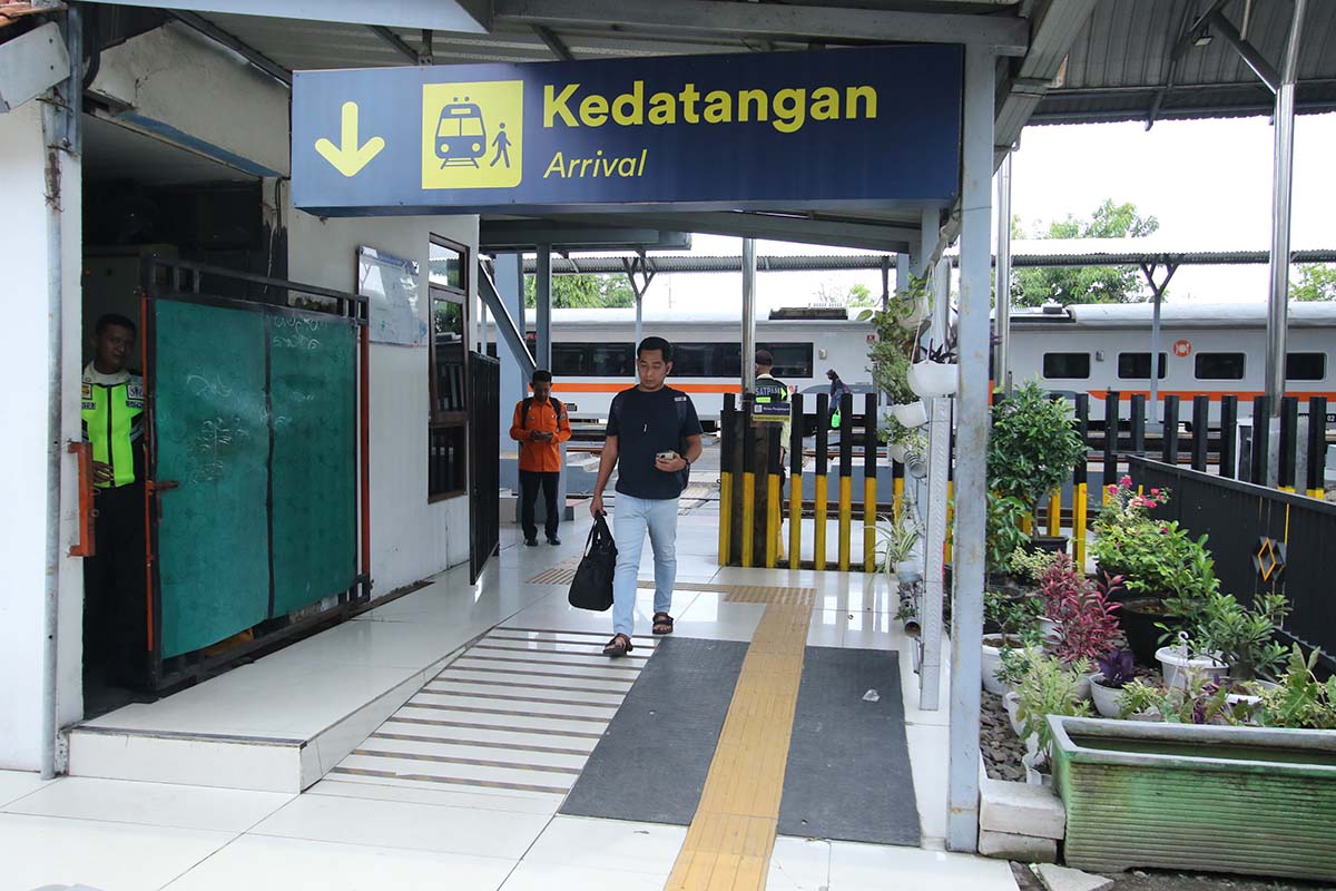BAKAL RAMAI DI LIBUR NATARU; Penumpang kereta api yang turun di Stasiun Lamongan. (ANJAR DWI PRADIPTA/RDR.LMG)
