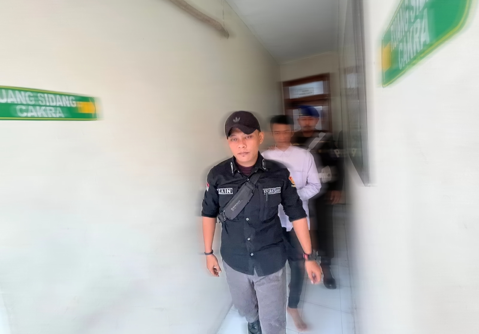 HUKUMAN BERAT: Terdakwa rudapaksa anak asal Trowulan, FFA, saat dikeler petugas Kejaksaan Negeri Kabupaten Mojokerto usai menjalani sidang putusan di Pengadilan Negeri Mojokerto, kemarin (4/12).
