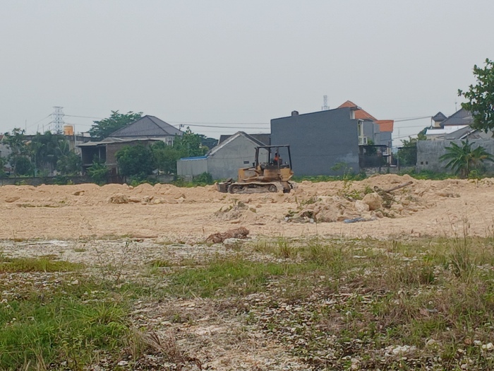 UNTUK LAPANGAN VOLI: Pengurukan lahan untuk lapangan bola voli yang lokasinya dekat dengan lapangan latihan sepak bola di kawasan Gajahmada.