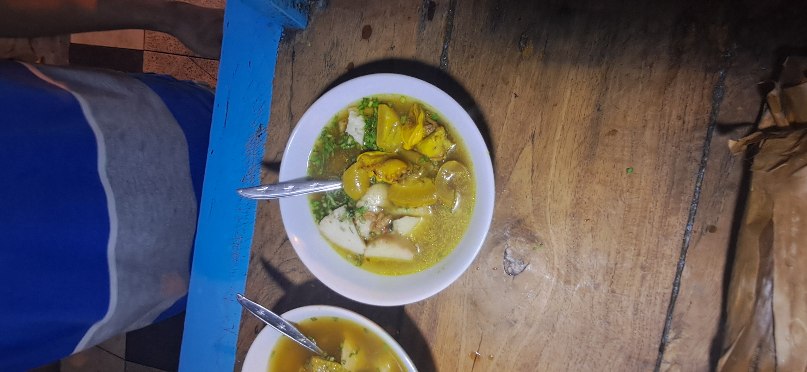 Tampilan menu lontong kikil gerobak yak Warno yang lokasinya berada di dekat mes Persela Lamongan.