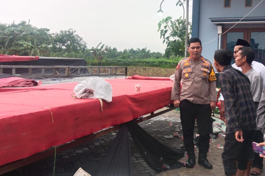 Kapolsek Kembangbahu Iptu Sono meninjau lokasi panggung hajatan yang roboh di Dusun Tempuran, Desa Puter setelah diterjang angin puting beliung, Senin (8/12).