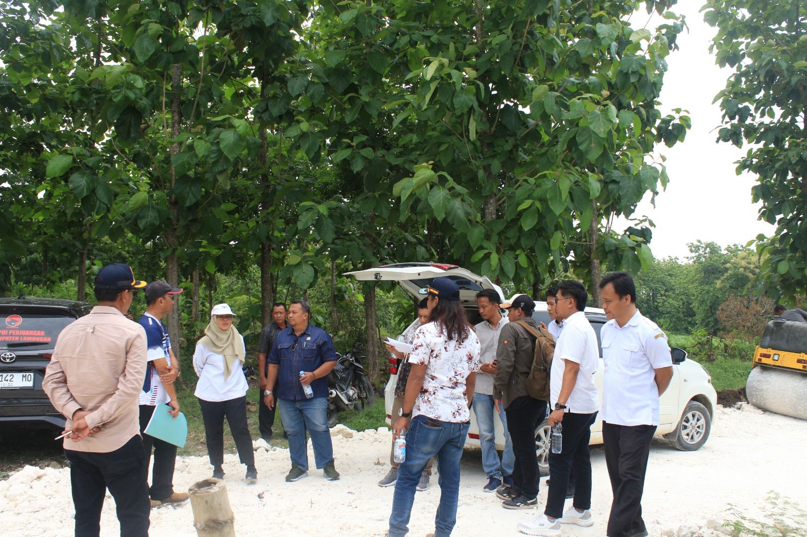 Komisi C DPRD Lamongan saat meninjau proyek pembangunan akses jalan TPST Dadapan.